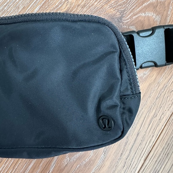 Lululemon belt bag - Picture 2 of 4